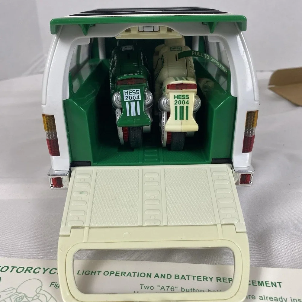 2004 Hess SUV Sport Utility Vehicle 2 Motorcycles Complete Untested w Box